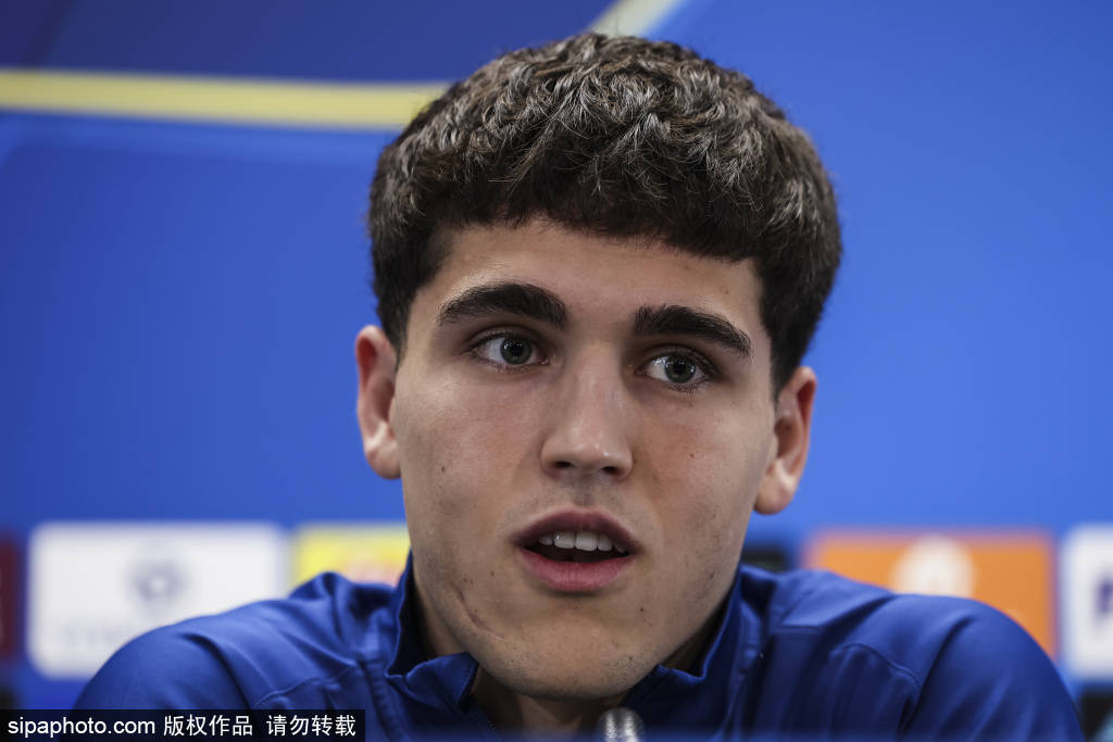 奥尔莫成弗里克手中“可替代王牌”？伪九、轮换与巴萨多线作战的新变量